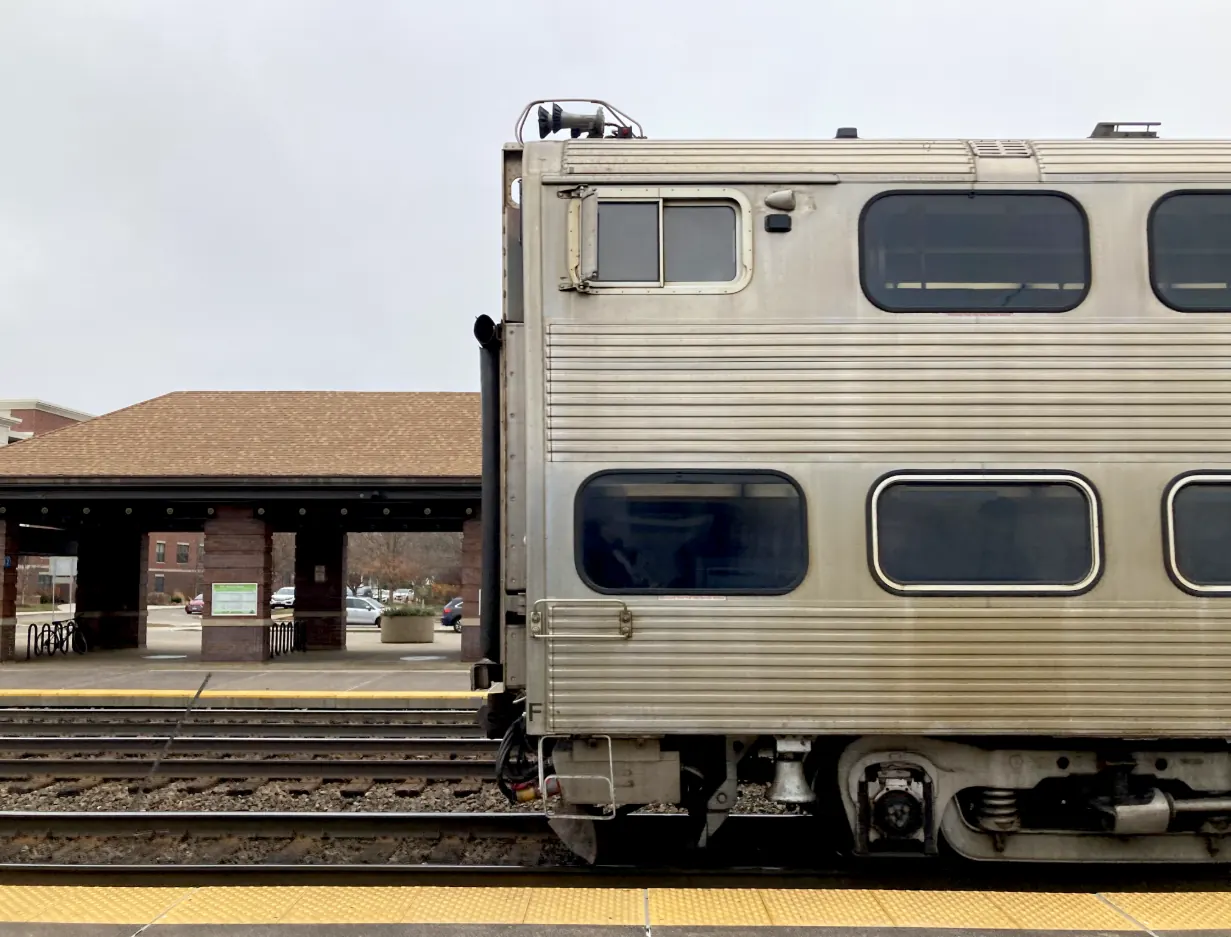 Elevated train tracks and a train in Chicago, representing Illinois's transit network.