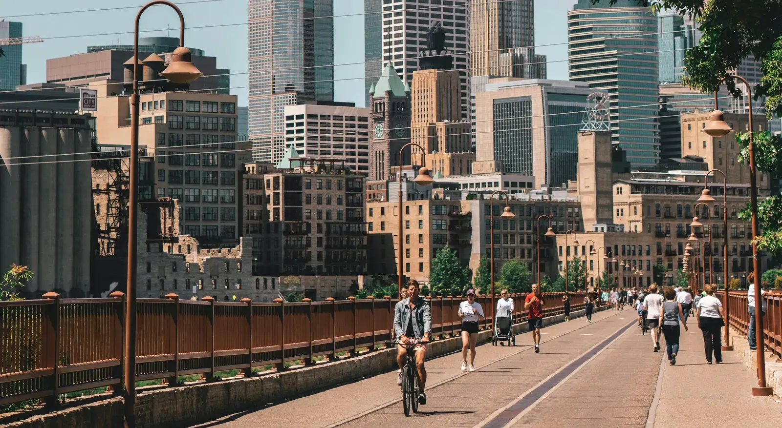 A graphic displaying the PeopleForBikes annual city bikeability rankings report, highlighting small towns and major cities.