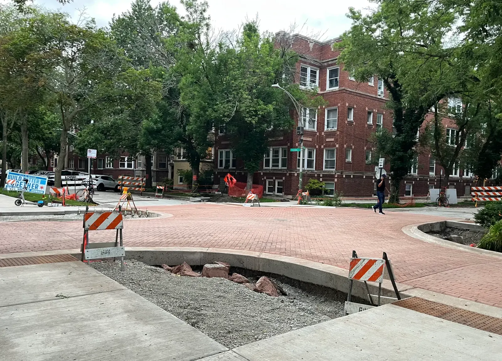 A street in Chicago featuring a protected bicycle lane and a pedestrian refuge island.