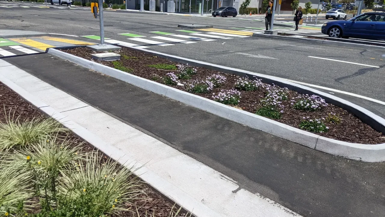 El Cerrito’s San Pablo Avenue Unveils Curb-Protected Bike Lanes in Streetsblog Sneak Peek