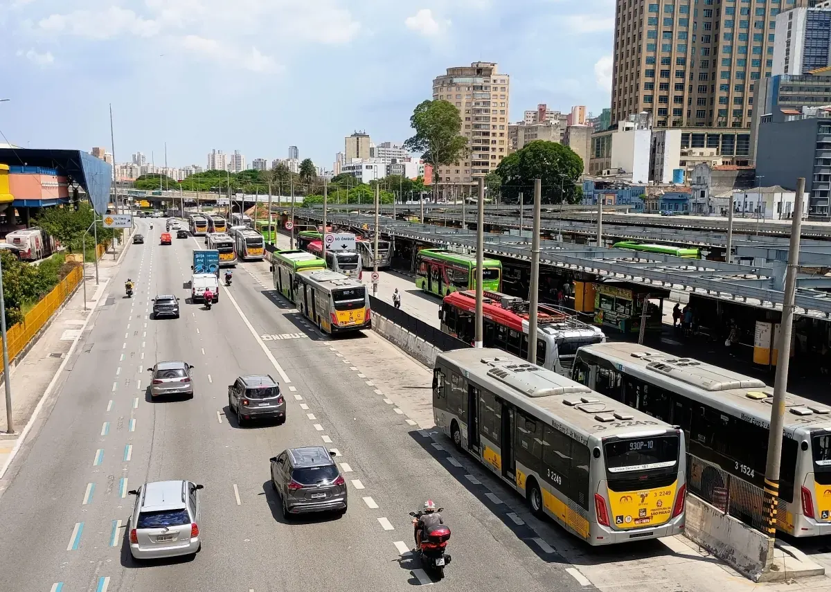 Passengers boarding a São Paulo Metro train, illustrating Brazil’s urban transit network that the new National Urban Mobility Study proposes to expand